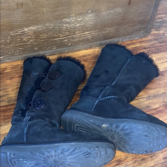 Ugg’s Button 6 - Picture 2 of 3